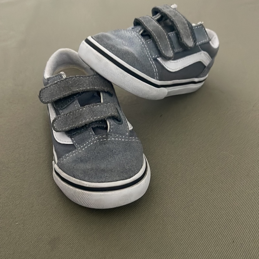 VANS off the Wall.  Toddler’s   Gray leather  W Velcro  sz 9.5  Sneakers